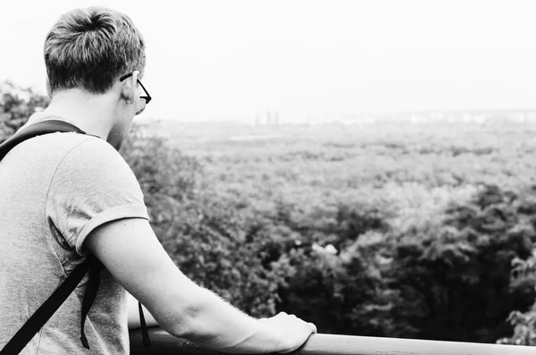 Parktaki genç adam.