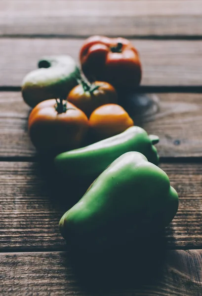 Verduras ecológicas en el escritorio — Foto de Stock