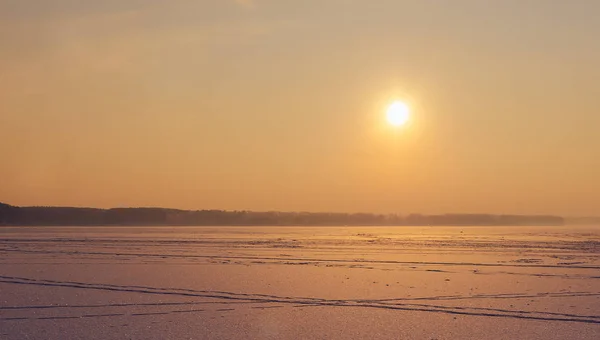 Magnifique coucher de soleil sur le lac d'hiver — Photo