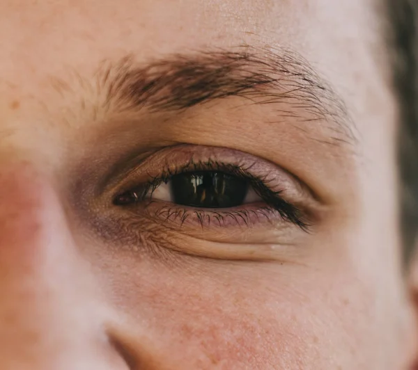 Primer plano hombre cara con ojo — Foto de Stock