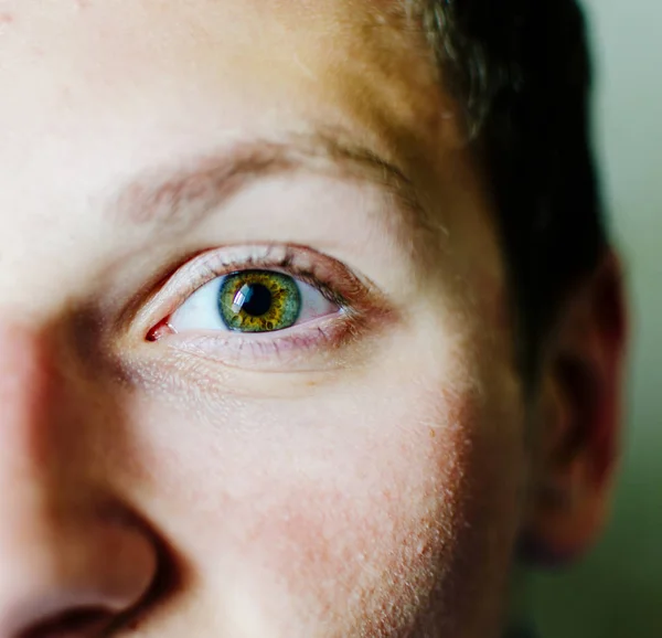 Ojo verde del joven —  Fotos de Stock