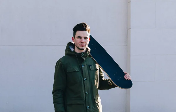 スケートボードを持つ若い男 — ストック写真