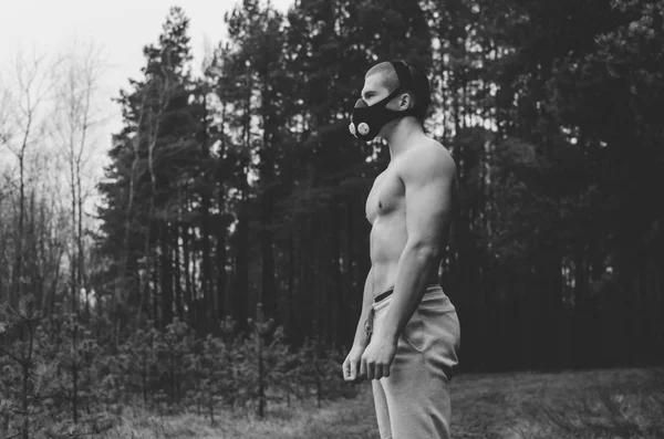 Uomo in maschera formazione all'aperto — Foto Stock