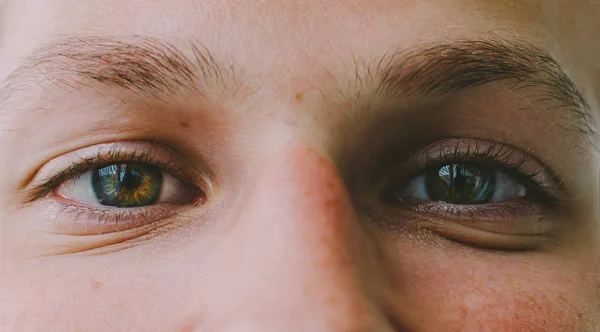 Occhi verdi di giovane — Foto Stock