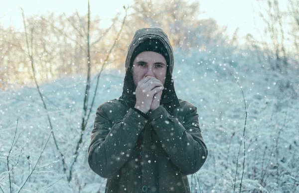 Joven en el bosque de invierno — Foto de Stock