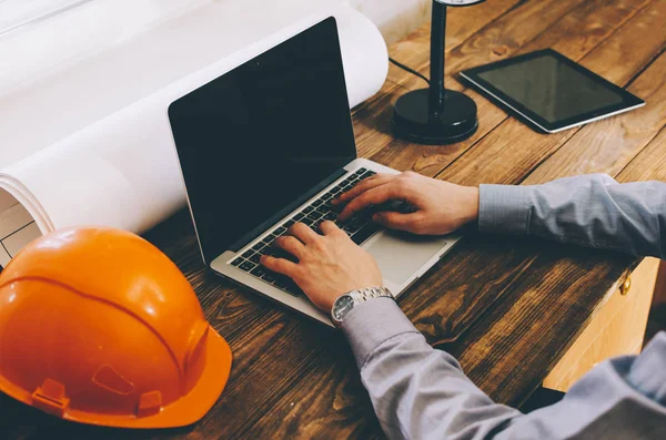 Laptop çalışma adlı genç mühendis