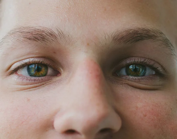 Ojos verdes del joven — Foto de Stock