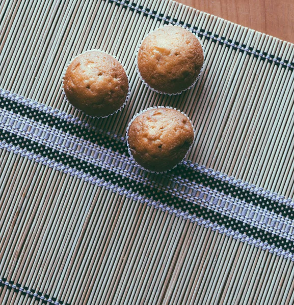 Cupcakes al horno en la mesa — Foto de Stock