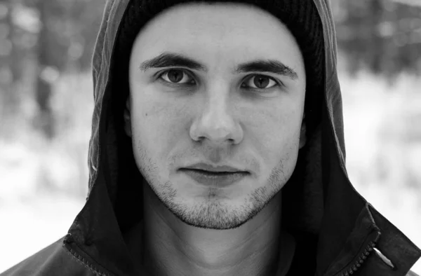 Junger Mann im Winterwald — Stockfoto