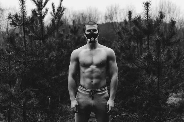 Adam maske eğitim açık havada — Stok fotoğraf