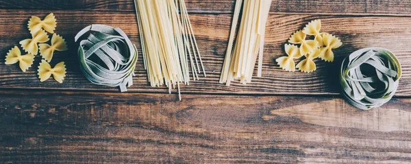 Pâtes italiennes sur table en bois — Photo