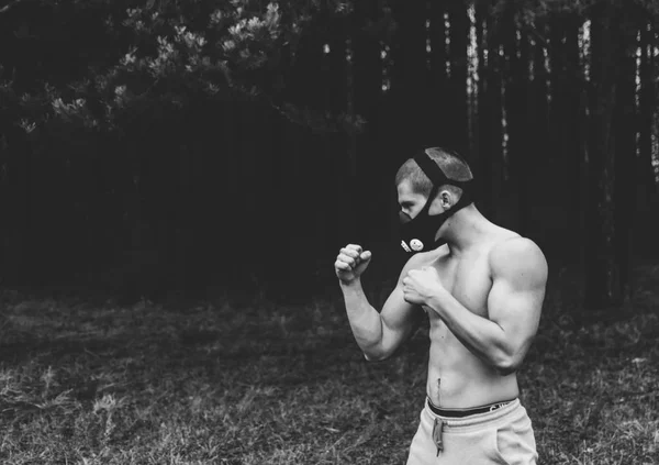 Man In Mask training outdoors — Stock Photo, Image