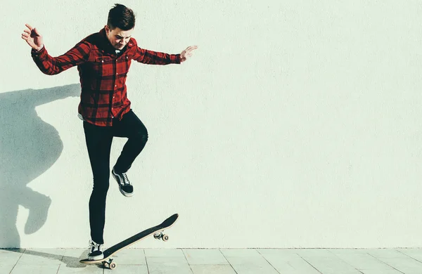 Homem jovem andar de skate — Fotografia de Stock