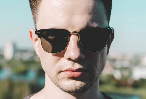 Joven en gafas de sol — Foto de Stock