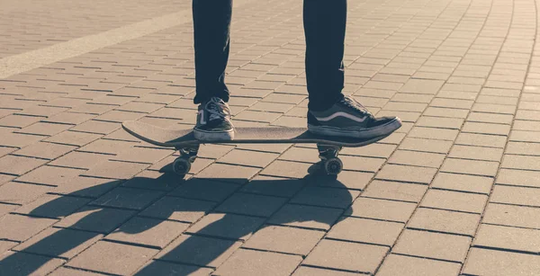 Jeune homme sur le patin — Photo