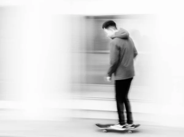 Mladý muž na skateboardu — Stock fotografie