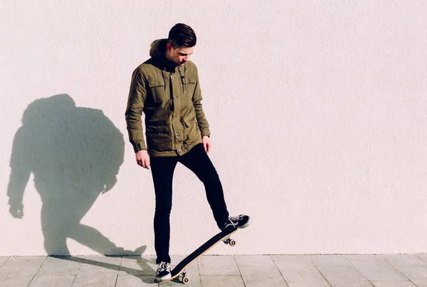 Homem jovem andar de skate — Fotografia de Stock