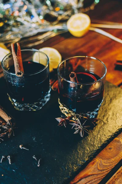 Bardaklarda mulled şarap