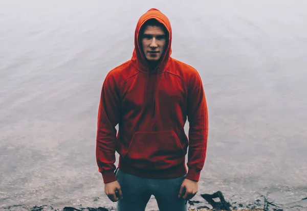 Hombre con capucha por el lago —  Fotos de Stock