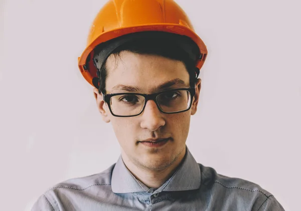 Młody mężczyzna inżynier w kasku — Zdjęcie stockowe