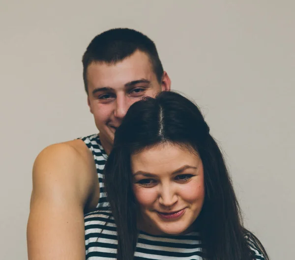 Bonito jovem casal — Fotografia de Stock