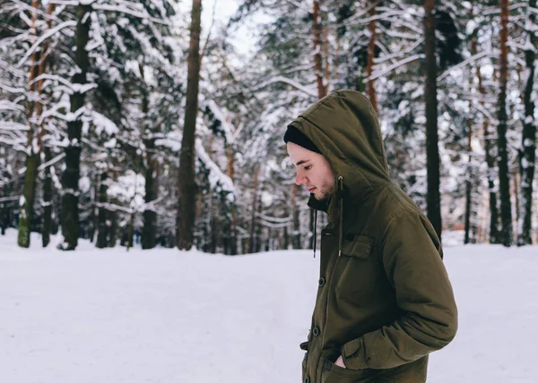 Jovem na floresta de inverno — Fotografia de Stock