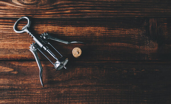 Металлический штопор на столе
