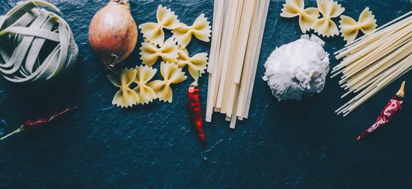 Ingredientes para cocinar pasta en la mesa — Foto de Stock
