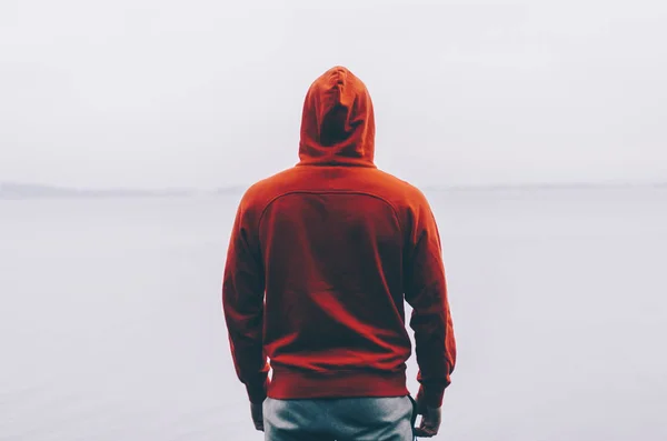 Joven deportista en capucha roja — Foto de Stock