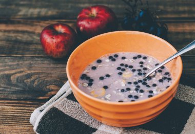 Turuncu kase yoğurt ile Granola 