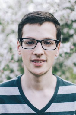 bahar bahçe genç adam