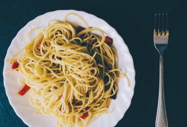 Makarna kırmızı biber ile