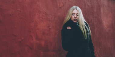 Sarışın kız kırmızı duvar tarafından