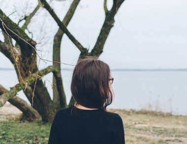 Göl kenarında genç kız