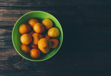 Plaka olgun mandalina