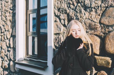 Sarışın kız Duvar tarafından