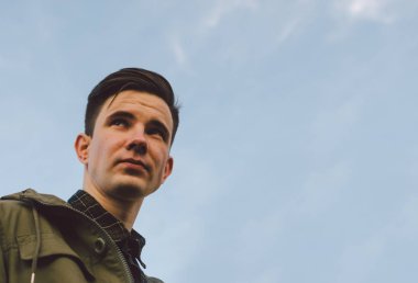 Yakışıklı genç adam.