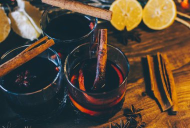 Gözlük mulled şarap ile