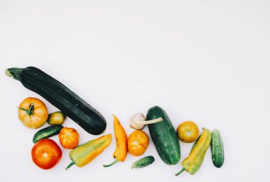 Masanın üstünde organik sebze