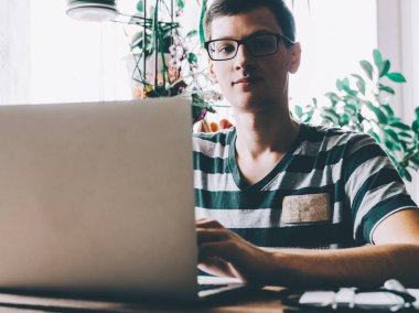 Genç adam laptop çalışma