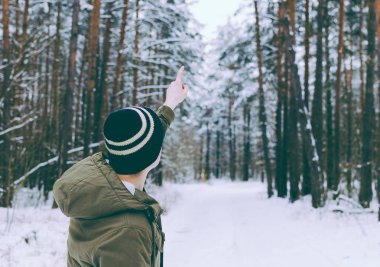 Genç adam kış ormanında