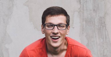 adam gözlüklü gülümseme ile