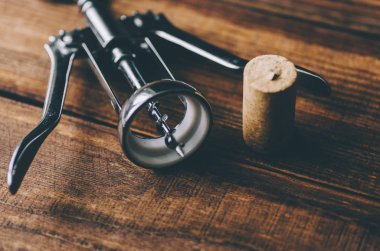 Tablo üzerinde metal tirbuşon