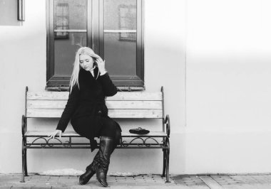 Şehirde bir yolda sarışın kadın