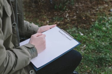 Adam boş kağıt ile