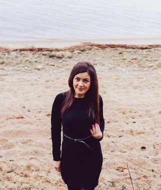 genç çekici kız sahilde
