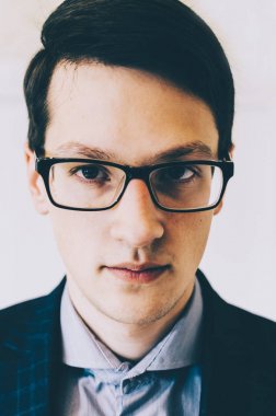 ceketi giyen genç adam