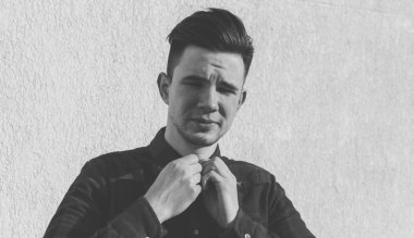 Gömleğini sabitleme adam