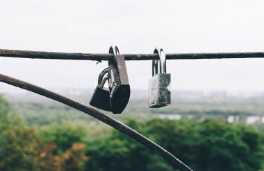 Köprü üzerinde düğün kilit