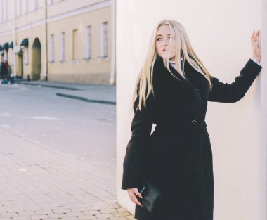 Sarışın kız Duvar tarafından